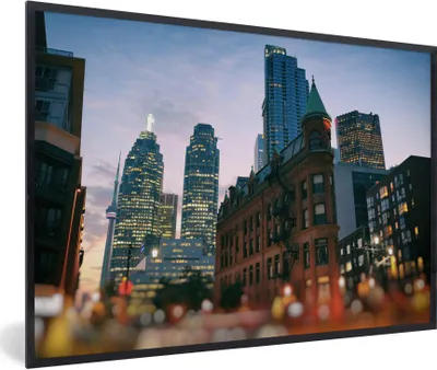 Produktbild von MuchoWow® Gerahmtes Poster Zwischen den Gebäuden liegt die südkanadische Stadt Toronto 90x60 cm - Poster mit Schwarzem Bilderrahmen Wandposter Rahmen Foto Bilder - Fotorahmen - Foto-Plakat