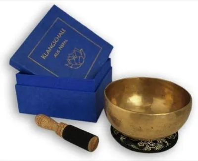 Produktbild von Klangschale in blauer Geschenkbox S mit Lotus-Aufdruck und Zubehör