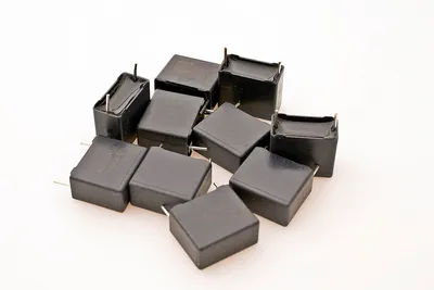 Produktbild von 4x 1µF K 250V MKT FolienKondensator RM15 VISHAY Capacitor #706928