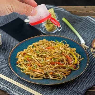 Produktbild von 4er Set Salz und Pfeffer Streuer, Plastik Salz und Pfeffer Set Mini Reisen Gewürzgefäß Salz und Pfeffer Streuer Feuchtigkeitsbeständig Picknick Salz und Pfeffer Streuer Durchsichtige Versiegelte Gewürzflasche