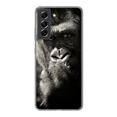 Produktbild von MuchoWow® Handyhülle Schutzhülle Hülle für Samsung Galaxy S21 FE Gorilla auf schwarzem Hintergrund in Schwarz und Weiß Silikon Softcase Handy Hülle - Mobiltelefonhülle