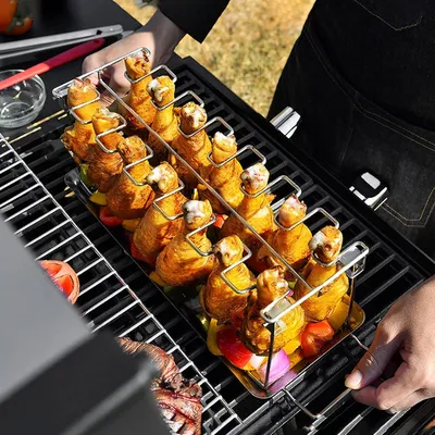 Produktbild von Edelstahl Hähnchenkeulenhalter Grillständer für 14 Hähnchenkeulen oder Flügel BBQ-Zubehör mit Auffangschale.
