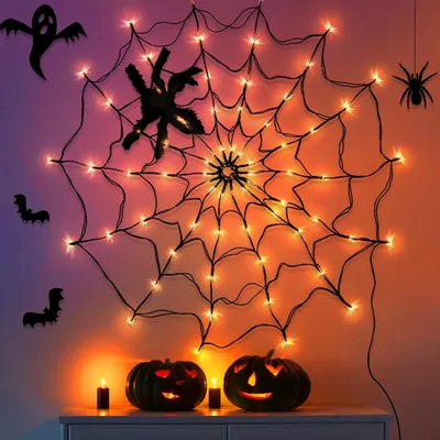 Produktbild von 【Gruselige Halloween-Deko mit Spinnennetz-Lichtern】: Die Plüschspinne und das leuchtende Spinnennetz schaffen sofort eine schaurig-schöne Atmosphäre für Halloween, Party und Spukhaus..【70 LED für ein stimmiges Lichtbild】: Das Netz ist mit orangfarbenen LEDs ausgestattet und sorgt für einen auffälligen, warmen Grusel-Look.【Für große Wirkung】: Mit ca. 100 cm Durchmesser eignet sich die Spinnennetz-Lichterkette ideal als Fensterdekoration, zur Deko im Eingangsbereich oder für die Ausgestaltung von Wohnräumen.【