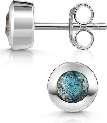 Runde Silber-Ohrstecker mit schimmerndem Labradorit-Edelstein in Blau, glatt gefasst, modernes Design mit dezentem Glanz und Butterfly-Verschluss.