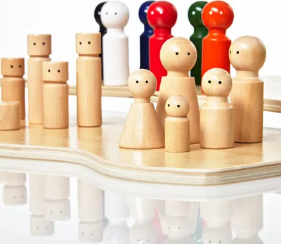 Produktbild von Lumaland Familienaufstellung Familienbrett Systembrett Set aus Holz - 32 Teile