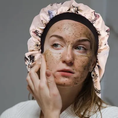 Produktbild von Elastische Schlafhauben zum Haarschutz, zufälliger Stil, 2 Stück aus Imitationsseide mit hochelastischem Haarband zum Schminken und Gesichtwaschen für Erwachsene
