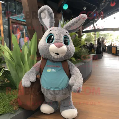 Produktbild von Grauer REDBROKOLY Hase Maskottchen Kostüm charakter bekleidet mit einem Tanktop und Tragetaschen