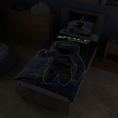 Produktbild von Renforce Kinderbettwäsche Glow in the Dark aus 100% Baumwolle - Vorderseite leuchtend, mit Wendemuster, Reißverschluss,  100, Farbe:Astronaut, Größe:135x200 cm
