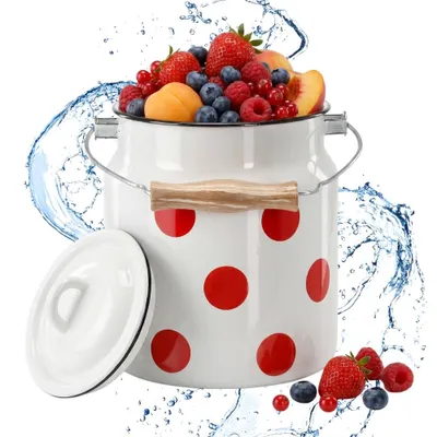 Produktbild von Emaille Milchkanne mit Deckel 3,3L – Retro Vintage Emaillekanne Weiß mit roten Punkten – Milchtopf mit Holzgriff – Ideal für Milch, Beeren, Wasser, KI-generiertes Bild