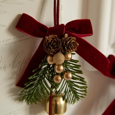 Produktbild von 2 Stück Weihnachtskranzschleifen mit Glöckchen und Tannenzapfen als Christbaumspitze, Weihnachtsschleife mit Tannenzapfen und Glöckchenanhänger
