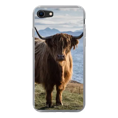 Produktbild von MuchoWow® Handyhülle Schutzhülle Hülle für iPhone 8 Schottische Highlander - Bergen - Meer Silikon Softcase Handy Hülle - Schutzhaube