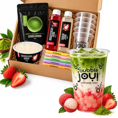 Geöffnetes BubbleJoy DIY Box Erdbeer Matcha mit Matcha-Pulver, Sirupen, Popping Boba, Bechern und St