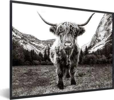 Produktbild von MuchoWow® Gerahmtes Poster Berg - Schwarz - Weiß - Schottischer Highlander 80x60 cm - Poster mit Schwarzem Bilderrahmen Wandposter Rahmen Foto Bilder - Schwarzem - Mit Gestell