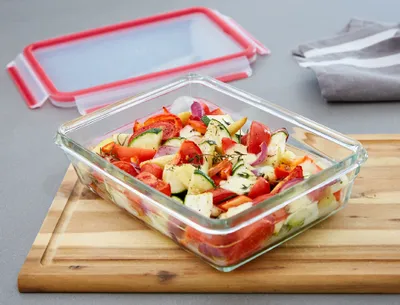 Produktbild von Emsa CLIP & CLOSE Frischhaltedosen, 3 Stück, Rot-Transparent, 178x240x127 mm (BxTxH), aus gehärtetem Diamantglas, ofenfest (bis 420°C), dicht, hygienisch, stapelbar, spülmaschinenfest, mikrowellengeeignet, gefriergeeignet, mit deutscher Deckel-Technologie.