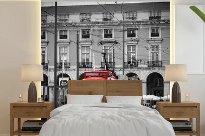 Produktbild von MuchoWow® Fototapete für Wohnzimmer oder Schlafzimmer Wandtapete Vinyl Motivtapete Schwarz-Weiß-Foto mit einer roten Straßenbahn - 240x240 cm - Schlafzimmer-Tapete