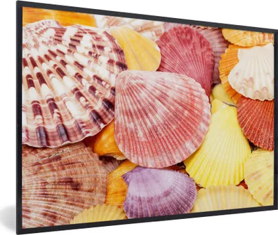 Produktbild von MuchoWow® Gerahmtes Poster Muscheln - Rot - Gelb - Strand - Sommer 90x60 cm - Poster mit Schwarzem Bilderrahmen Wandposter Rahmen Foto Bilder - Fotorahmen - Foto-Plakat