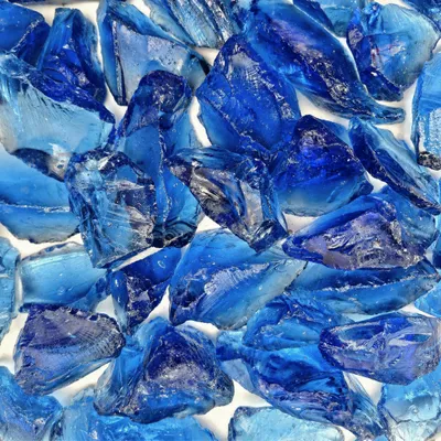 Blaue Glasbrocken dicht aneinander liegend im Detail
