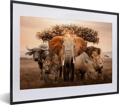 Produktbild von MuchoWow® MuchoWow® Gerahmtes Poster Tiere - Elefant - Löwe 40x30 cm - Poster mit zchwarzem Bilderrahmen - Bilderrahmen - Poster im Rahmen