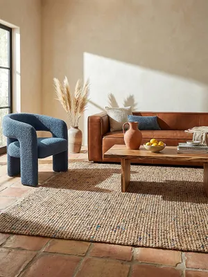 Teppich Natur-Blau rechteckig Editorial Interior als Designobjekt drapiert hochwertige Wohnaccessoires_#sku_SAF503119377605-SAF503119377607-SAF503119377608#