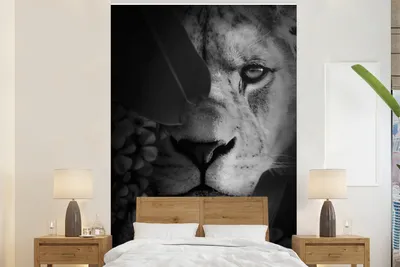 Produktbild von MuchoWow® Fototapete für Wohnzimmer oder Schlafzimmer Wandtapete Vinyl Motivtapete Nahaufnahme eines Löwen im Dschungel - schwarz und weiß - 195x300 cm - Das Hintergrundbild