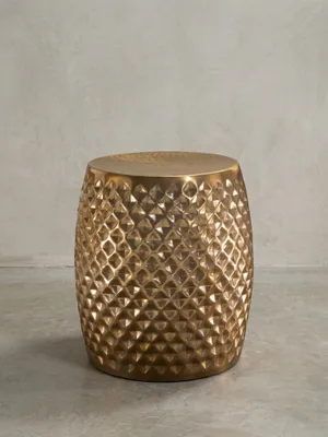 Vorderansicht des kompakten Beistelltisches in Gold auf weißem Hintergrund. Die fassförmige Silhouette aus 100% Aluminium besticht durch das umlaufende, orientalische Muster._#sku_SAFWL5.450#