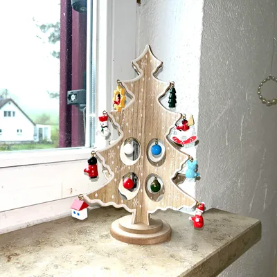 Produktbild von "Zauberwald Christbaum" aus Holz mit 24 x Baumhänger Kleiner Weihnachtsbaum aus Holz mit 24 x Baumschmuck - Weihnachtsdeko Baum klein