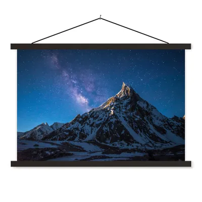 Produktbild von MuchoWow® Textilposter Sternenhimmel über dem Berg K2 120x80 cm mit schwarzem Rahmen - Wanddeko