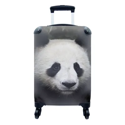 Produktbild von MuchoWow® Koffer Handgepäck Trolley Rollkoffer Kleine Reisekoffer mit 4 Rollen - Panda - Porträt - Schwarz - Weiß - Cabin Size < 55x40x23 cm & 55x40x20 cm - Fotokoffer - Kabinenkoffer - Boardgepäck - Reise-Box - Reisekoffer - Reisegepäck - Koffer mit Bild - Trolley für Kinder