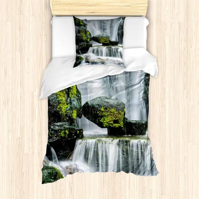 Produktbild von ABAKUHAUS Wasserfall Bettbezug Set, Majestätischer Wasserfall blockiert mit enormen Felsen mit Moos auf ihnen Foto, 135 x 200 cm + 80 x 80 cm, Grün Schwarzweiss
