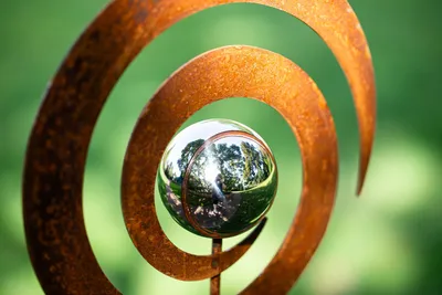 Produktbild von Gartenstecker Metall Kreisel Rost Gartendeko rostige Dekoration Edelrost mit Edelstahlkugel