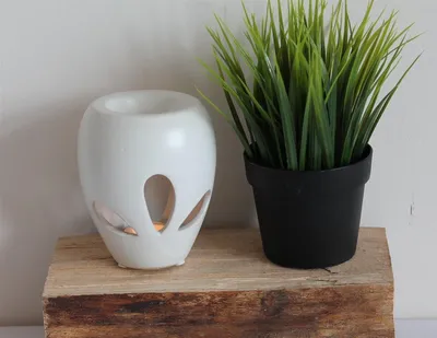 Produktbild von Duftlampe 18 Duftstövchen in weiss Keramik glänzend Tropfenform 13 cm hoch