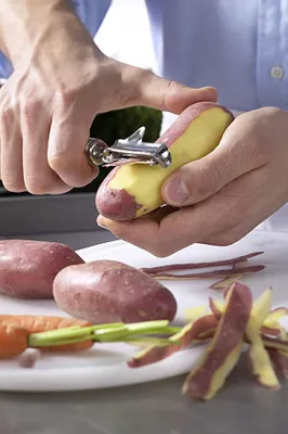 Image de ZWILLING Pro Y-Peeler Éplucheur mécanique de fruits et légumes Acier inoxydable (37160-008-0)
