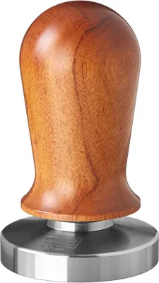 Immagine prodotto di tamper per espresso scarlatto "Perfetto" per barista; tarato a 35 lbs di pressione di contatto; con manico in alluminio o legno pregiato e base di precisione in acciaio inox, dimensioni:57 mm, colore:sandalo - testa di moro