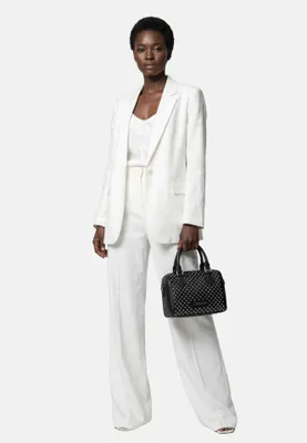 Imagen del producto de Bolso de hombro para mujer, modelo "Deep Bag", de poliuretano, con detalles en tachuelas doradas, marca Marc Ellis
