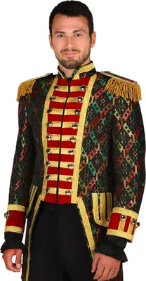 Ein Mann steht in bunter Garde Jacke mit goldenen Details und roten Elementen, ohne Hut, und blickt in die Kamera.