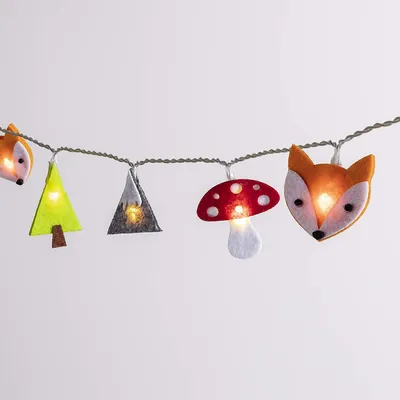 Zdjęcie produktu dla Świąteczna girlanda LED Lights4fun, 30 diod, z filcowymi motywami, idealna do pokoju dziecięcego, z timerem, zasilana prądem, motyw leśny