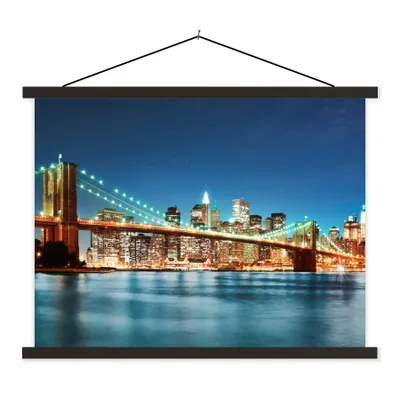 Produktbild von MuchoWow® Textilposter New York - Brücke - Architektur - Brooklyn - Licht 150x113 cm mit holzfarbenen Rahmen - Poster