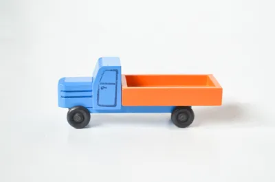 Productafbeelding van Houten vrachtwagen met laadbak, afmetingen: 3,5 x 7,5 x 3 cm. Nieuw