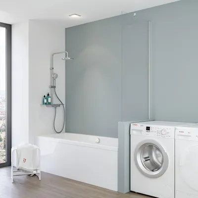 Eine weiße Badewanne mit einem Badewannenaufsatz in einem minimalistischen Badezimmer