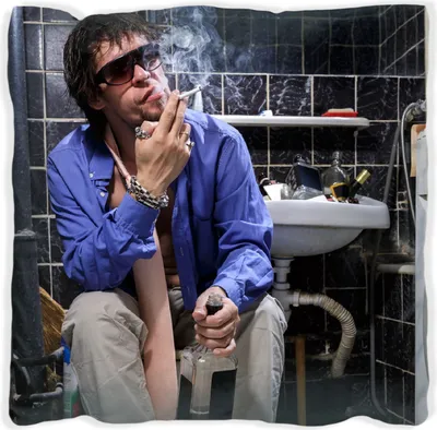 Produktbild von Wallario Premium Kissen, weiche Oberfläche, mit Motiv Kloparty - Sexy Mann auf Toilette mit Zigarette, Größe: 30 x 30 cm, mit weißer Rückseite