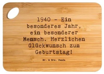 Produktbild von Mr. & Mrs. Panda Schneidebrett Spruch 1940 Geburtstag - Transparent - Geschenk, Liebevolle Geschenke, Holzbrett, Geburtstagswünsche, Happy Birthday, Frühstücksbrett