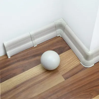 Produktbild von DQ-PP Sockelleiste 62mm PVC 200cm + 5 x Dübel | Kabelkanal | Fußleisten | Farbe: Kiefer weiß