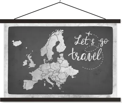 Produktbild von MuchoWow® Textilposter Vintage Eurocard mit dem Text "Let's go travel" - schwarz und weiß 90x60 cm mit schwarzem Rahmen - Aufhängungssatz