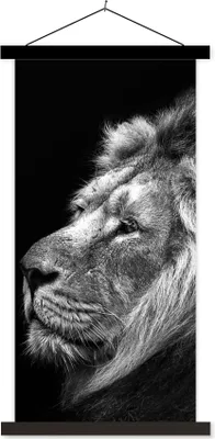 Produktbild von MuchoWow® Textilposter Löwe vor schwarzem Hintergrund in schwarz und weiß 40x80 cm mit schwarzem Rahmen - Wandemalerei