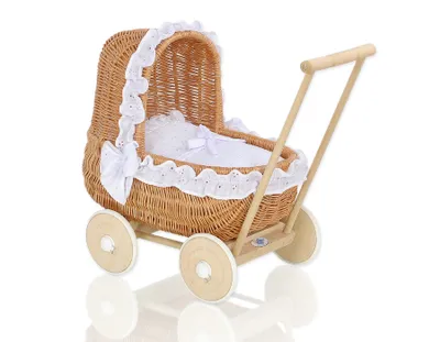 Produktbild von Puppenwagen aus Korbgeflecht mit weiß besticktem Bettzeug - natur