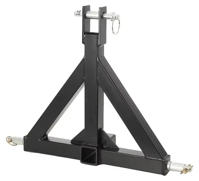 Produktbild von Dreipunkt-Anhängeradapter für Traktoren - Kategorie 1 - 5,08 cm Aufnahme - 2,22 cm Hubbolzen - Dreieckige Konstruktion - 3 Sicherungsbolzen inklusive - Schwarzer pulverbeschichteter Kohlenstoffstahl