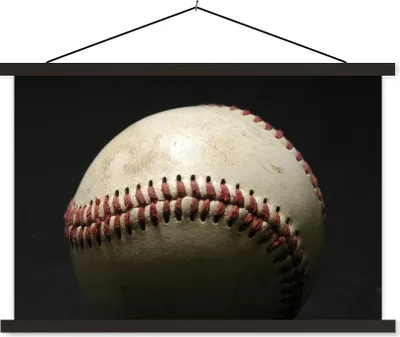 Produktbild von MuchoWow® Textilposter Ein alter Baseball auf dunklem Hintergrund 90x60 cm mit schwarzem Rahmen - Aufhängungssatz