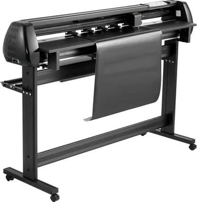 Zdjęcie produktu dla Ploter tnący do winylu, maksymalna szerokość podawania 1350 mm, podwójne ostrza, regulowana siła i prędkość, wyświetlacz LED, ploter tnący do winylu z oprogramowaniem Signmaster kompatybilnym z systemami Windows i macOS.