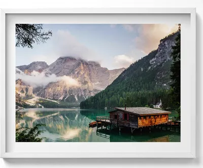 Produktbild von Hütte an einem See in den Bergen– Wandbild mit Rahmen – Gerahmtes Bild  – Wanddekoration – 80x60 cm –  Weiß Rahmen