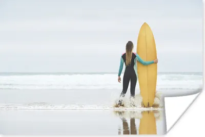 Produktbild von MuchoWow® Poster Weiblicher Surfer steht neben dem Surfbrett 180x120 cm - Fotoplakat